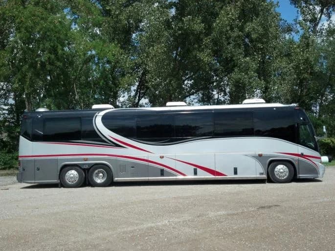 2003 MCI Entertainer Bus - Image 2