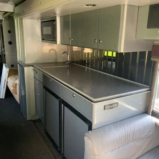 2003 MCI Entertainer Bus - Image 21
