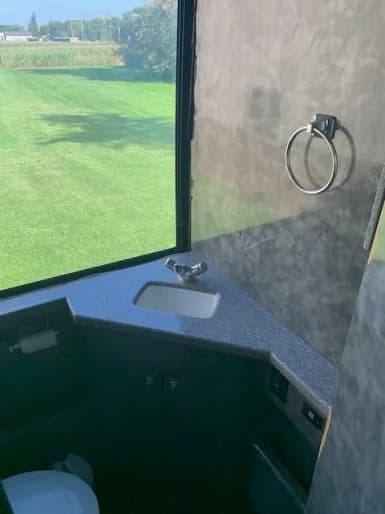 2003 MCI Entertainer Bus - Image 22