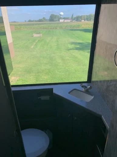 2003 MCI Entertainer Bus - Image 23