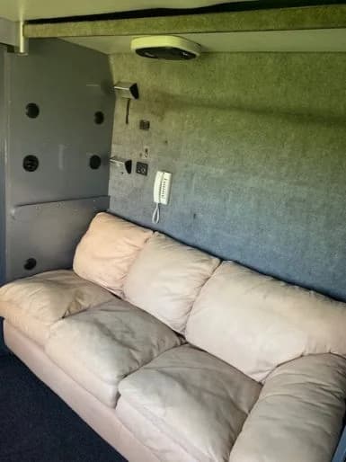 2003 MCI Entertainer Bus - Image 24