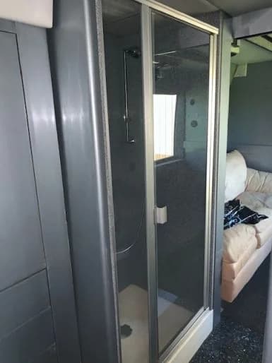 2003 MCI Entertainer Bus - Image 26