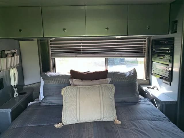2003 MCI Entertainer Bus - Image 29