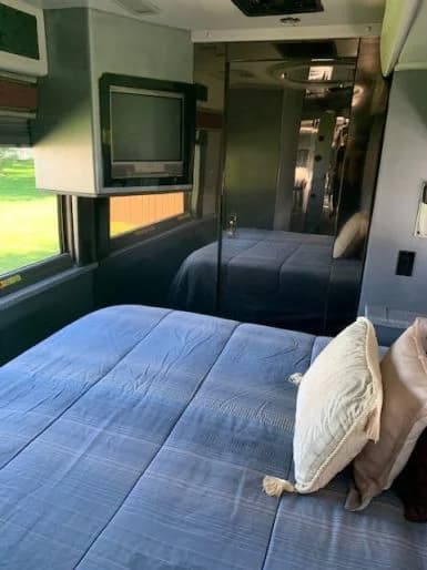 2003 MCI Entertainer Bus - Image 30