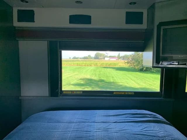 2003 MCI Entertainer Bus - Image 31
