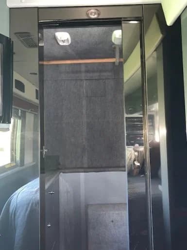 2003 MCI Entertainer Bus - Image 33