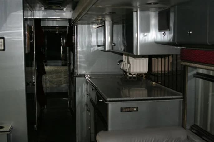 2003 MCI Entertainer Bus - Image 6