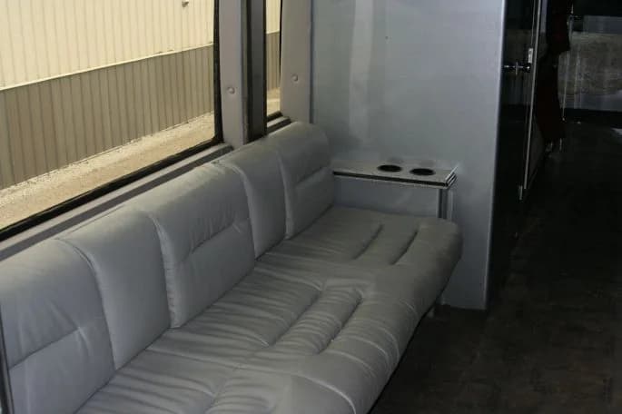 2003 MCI Entertainer Bus - Image 8