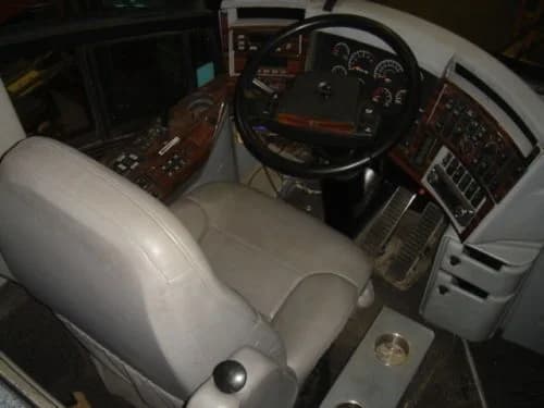 2003 MCI Entertainer Bus - Image 9