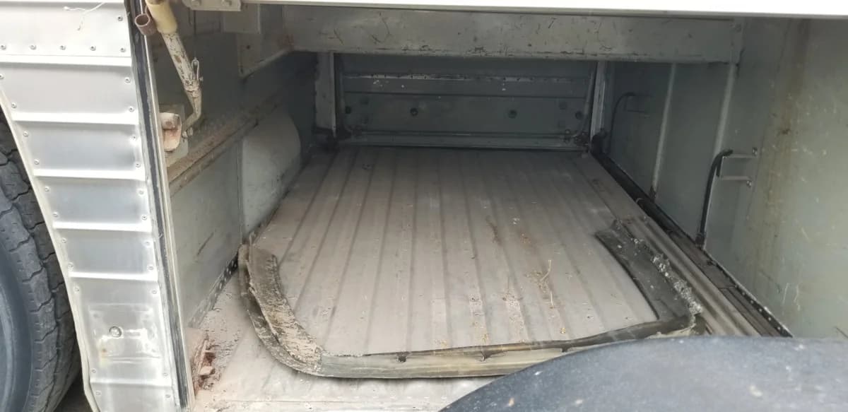 1983 MCI MC9 Motorhome Conversion - Image 17