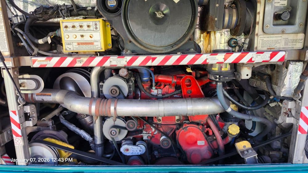 2015 MCI J4500 - Image 10