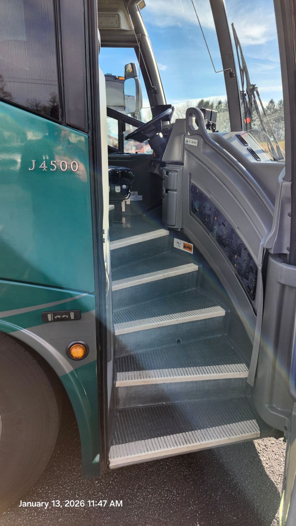 2015 MCI J4500 - Image 7