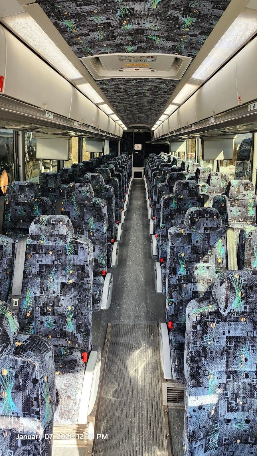 2015 MCI J4500 - Image 5