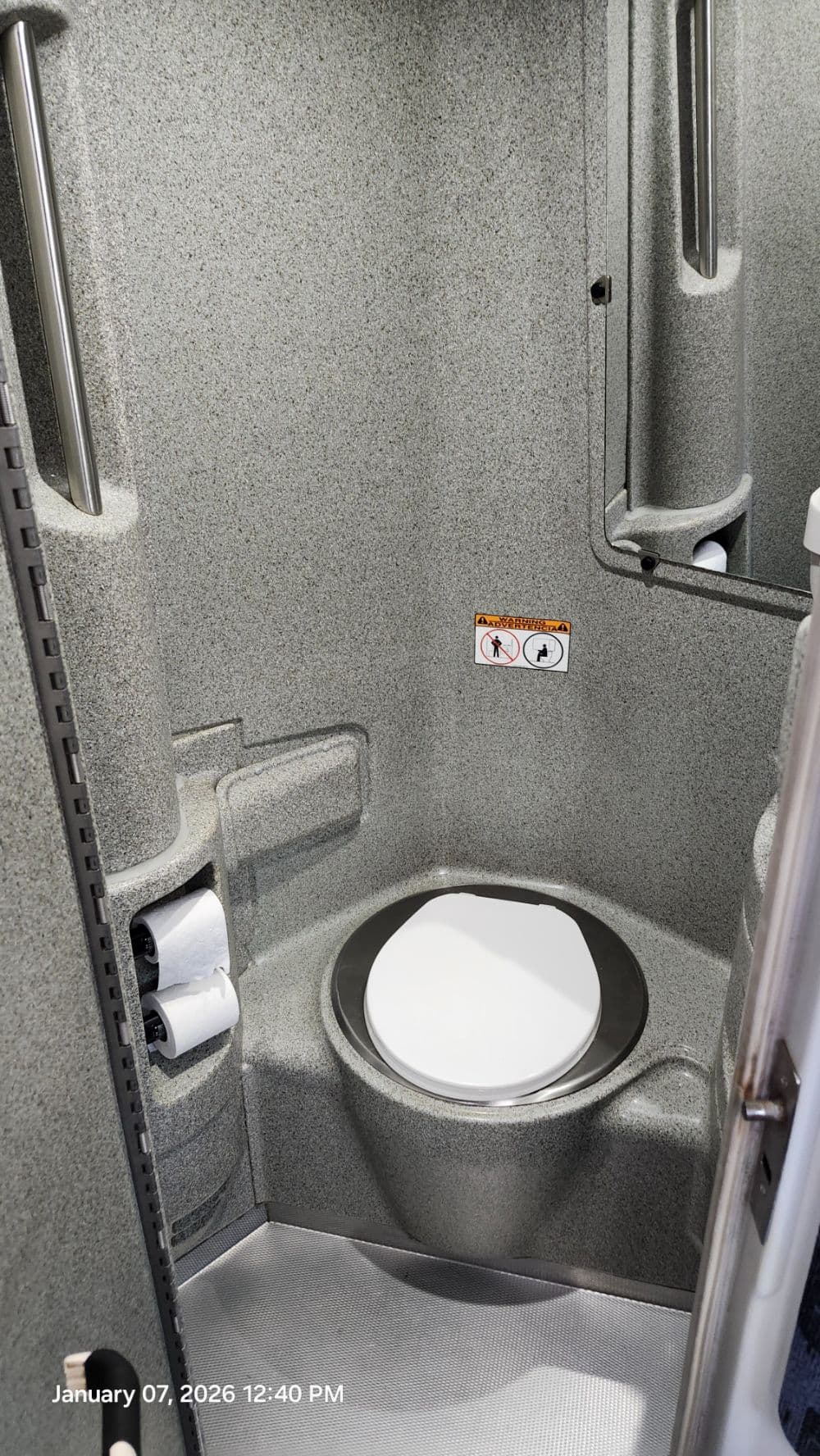 2015 MCI J4500 - Image 8