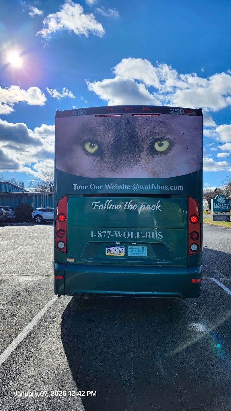 2015 MCI J4500 - Image 4