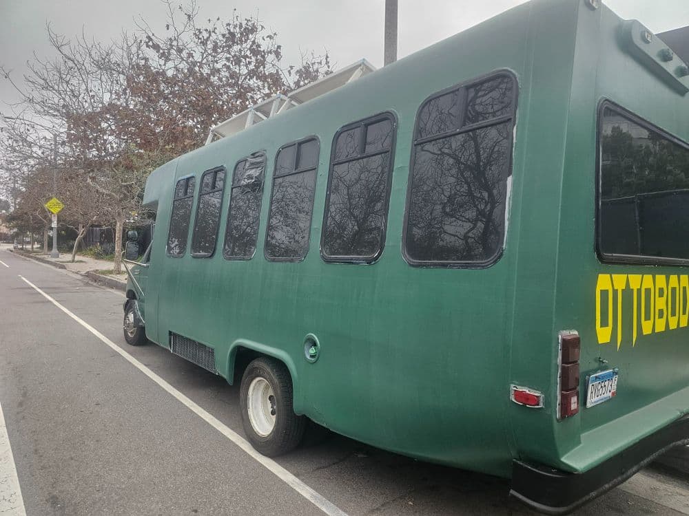 2006 Ford E450 - Image 2