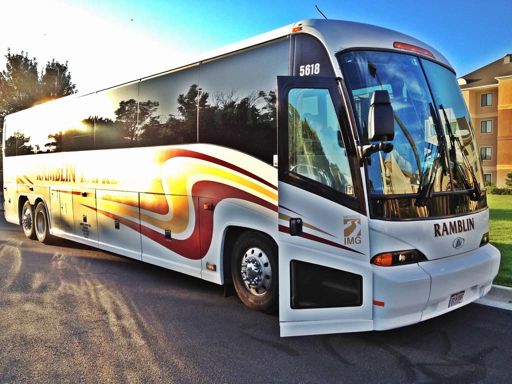 How Broker Services Simplify Buying and Selling Buses in 2025