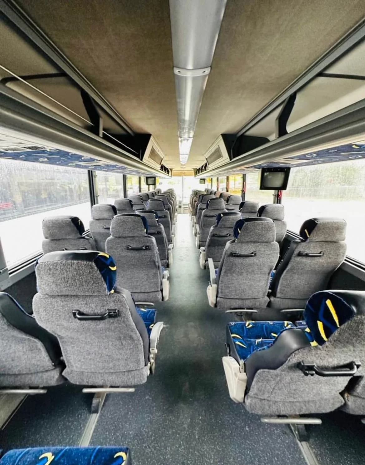 2004 Van Hool C2045 Coach Bus - Thumbnail 3 2004 Van Hool C2045 Coach Bus - Thumbnail 3