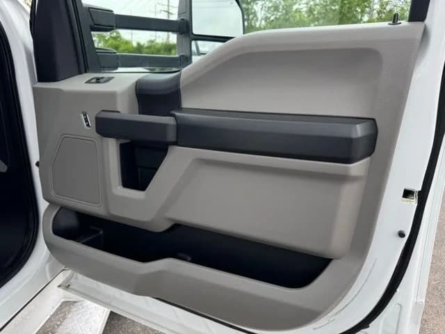 2017 Ford F550 XLT Limo Bus - Thumbnail 13 2017 Ford F550 XLT Limo Bus - Thumbnail 13