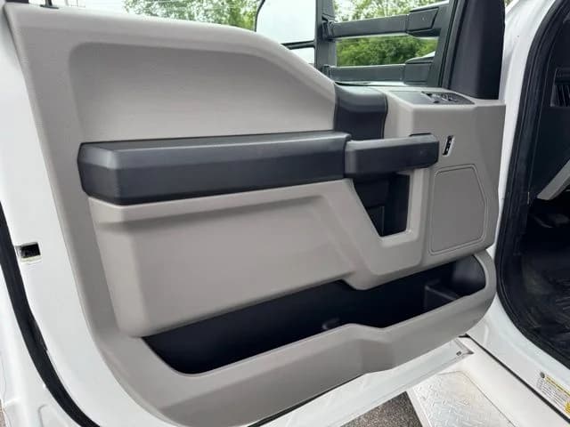 2017 Ford F550 XLT Limo Bus - Thumbnail 7 2017 Ford F550 XLT Limo Bus - Thumbnail 7