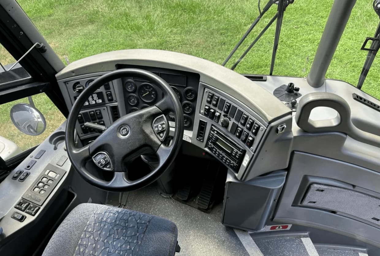 2011 MCI J4500 Coach Bus - Thumbnail 2 2011 MCI J4500 Coach Bus - Thumbnail 2