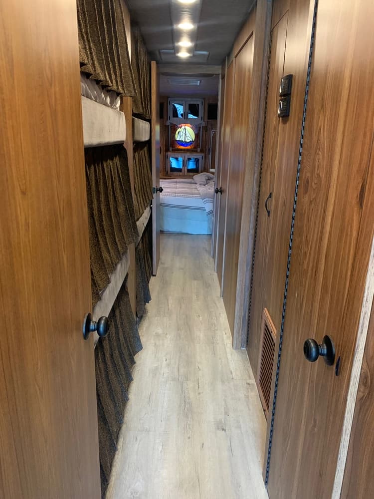 1986 Eagle Model 15 Motorcoach - Thumbnail 17 1986 Eagle Model 15 Motorcoach - Thumbnail 17