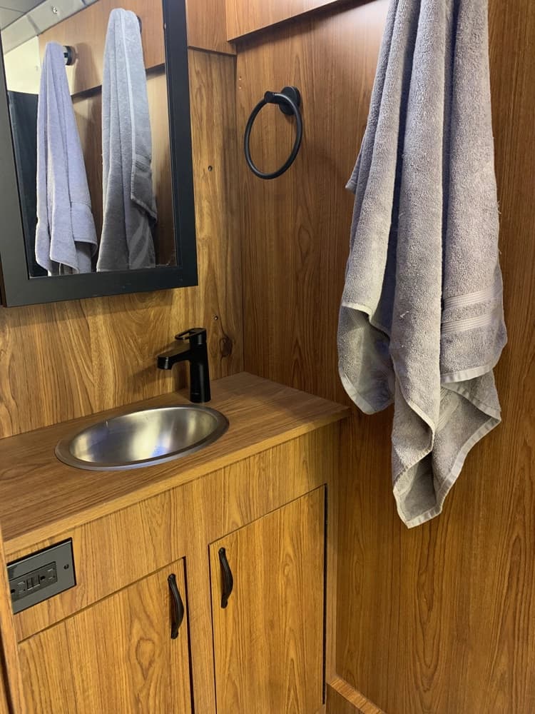 1986 Eagle Model 15 Motorcoach - Thumbnail 19 1986 Eagle Model 15 Motorcoach - Thumbnail 19