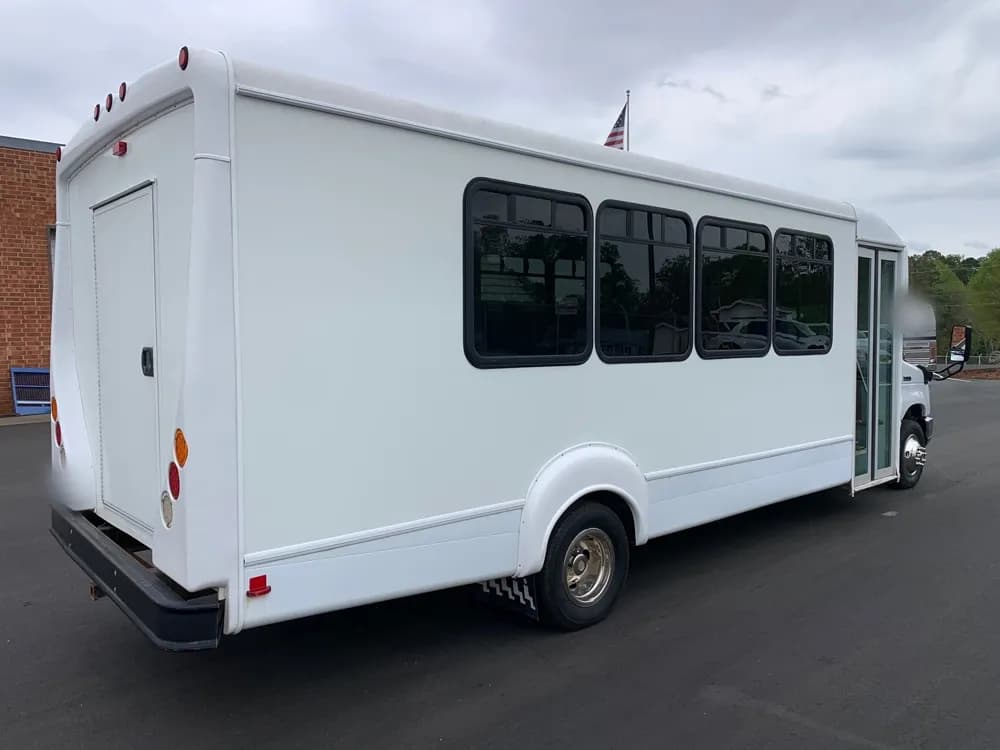 2015 Ford FM 151 Shuttle Bus - Thumbnail 3 2015 Ford FM 151 Shuttle Bus - Thumbnail 3