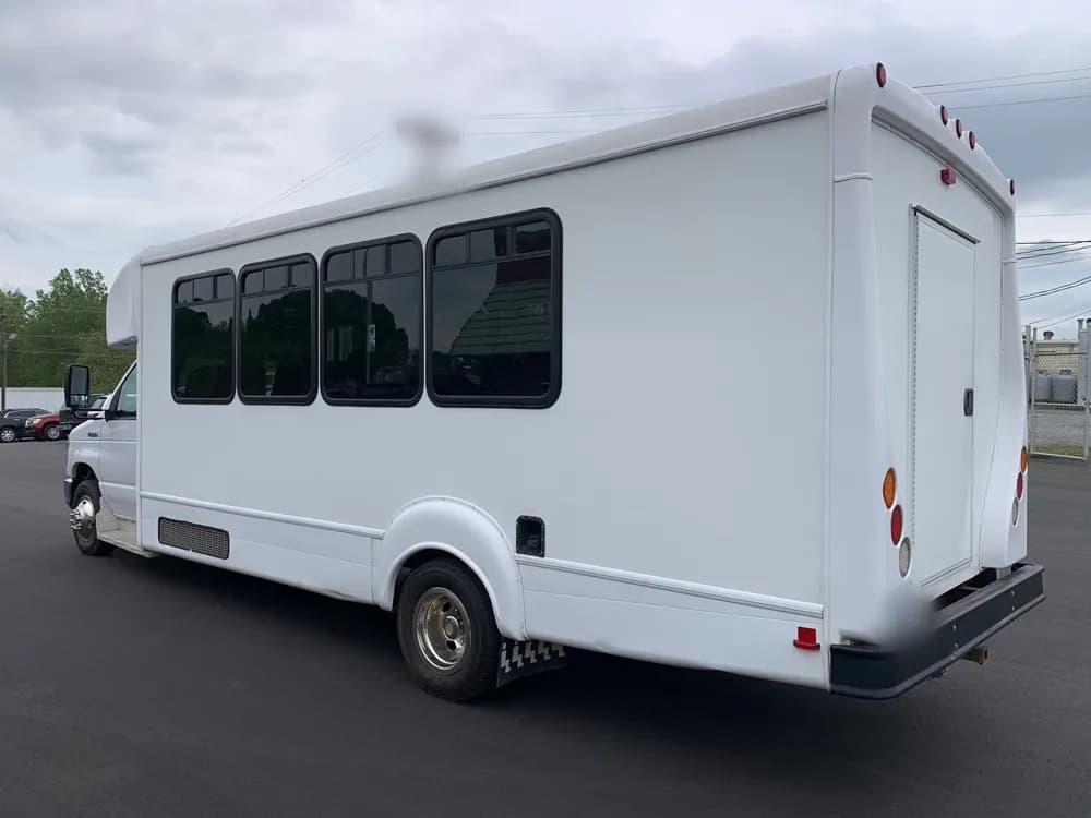 2015 Ford FM 151 Shuttle Bus - Thumbnail 5 2015 Ford FM 151 Shuttle Bus - Thumbnail 5