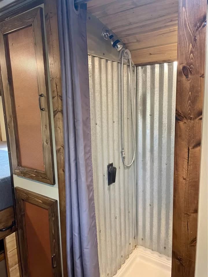 1998 International AmTran Genesis Flat Nose Skoolie Conversion - Thumbnail 9 1998 International AmTran Genesis Flat Nose Skoolie Conversion - Thumbnail 9