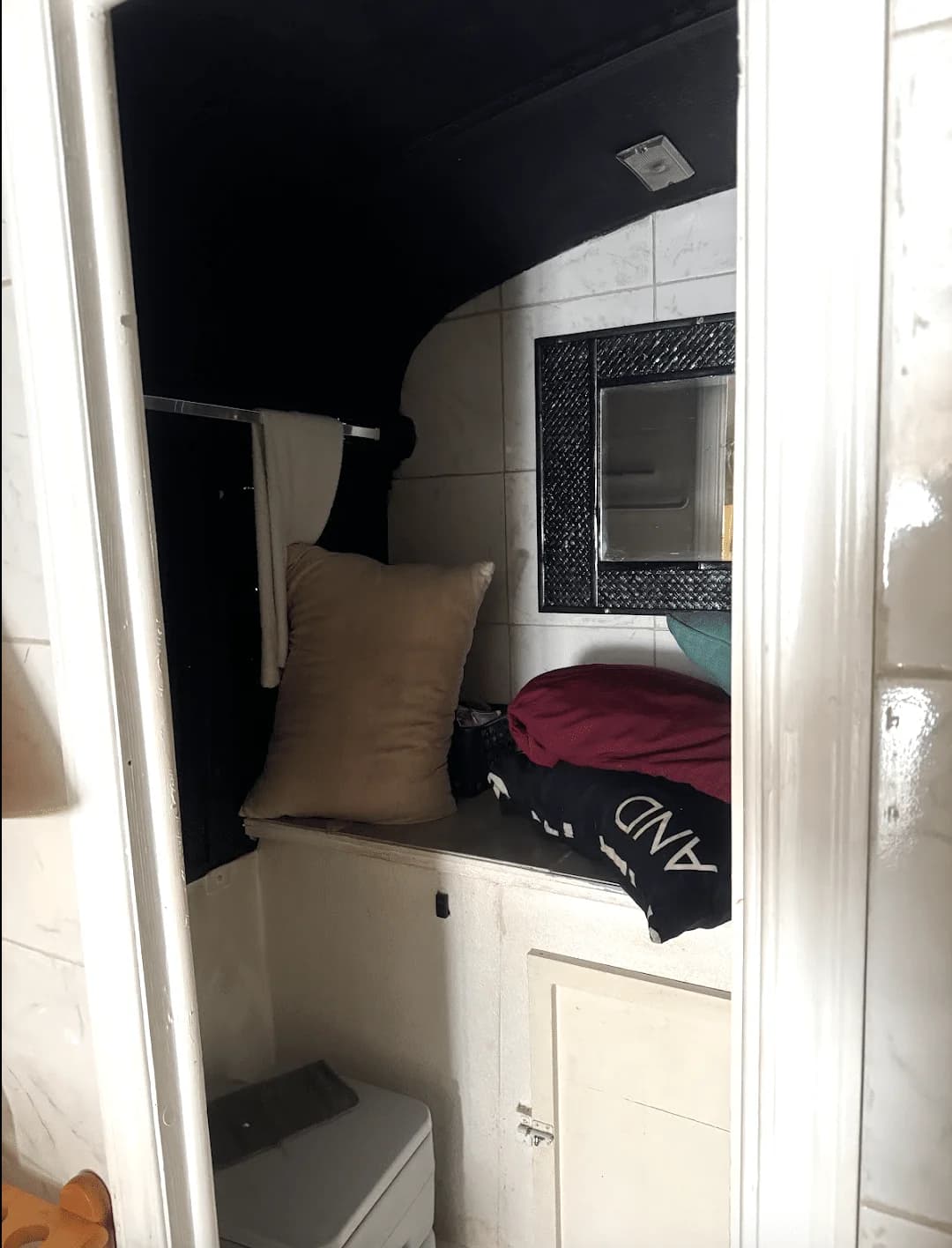 2007 Thomas Built PV Skoolie Conversion - Thumbnail 4 2007 Thomas Built PV Skoolie Conversion - Thumbnail 4