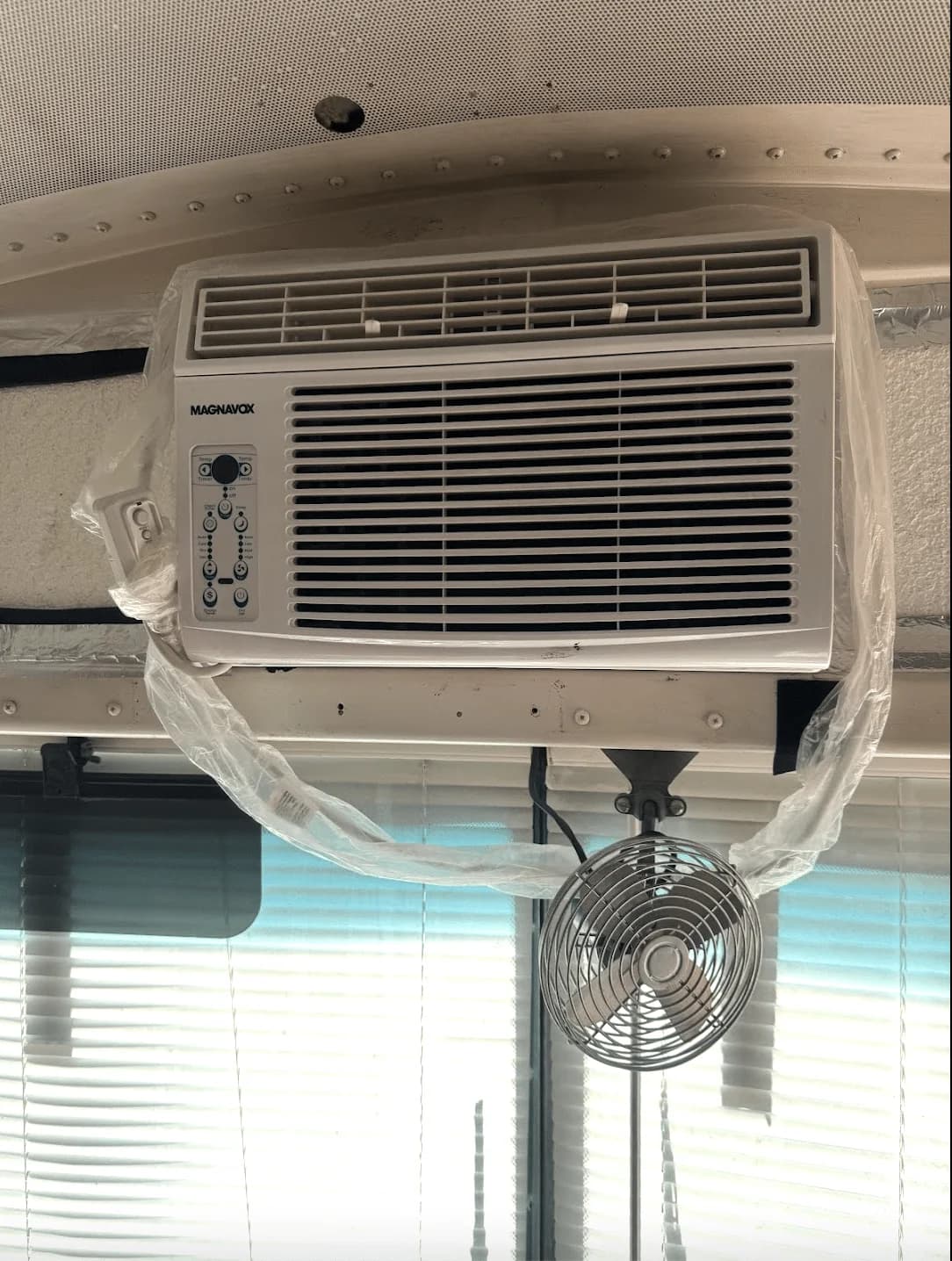 2007 Thomas Built PV Skoolie Conversion - Thumbnail 6 2007 Thomas Built PV Skoolie Conversion - Thumbnail 6