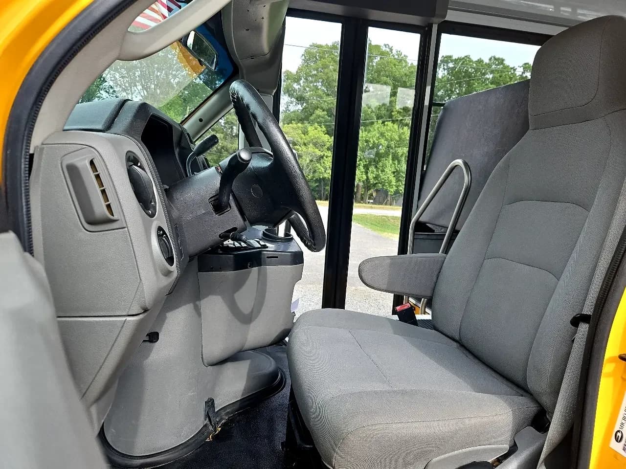 2016 Ford E450 Cutaway ADA School Bus - Thumbnail 7 2016 Ford E450 Cutaway ADA School Bus - Thumbnail 7