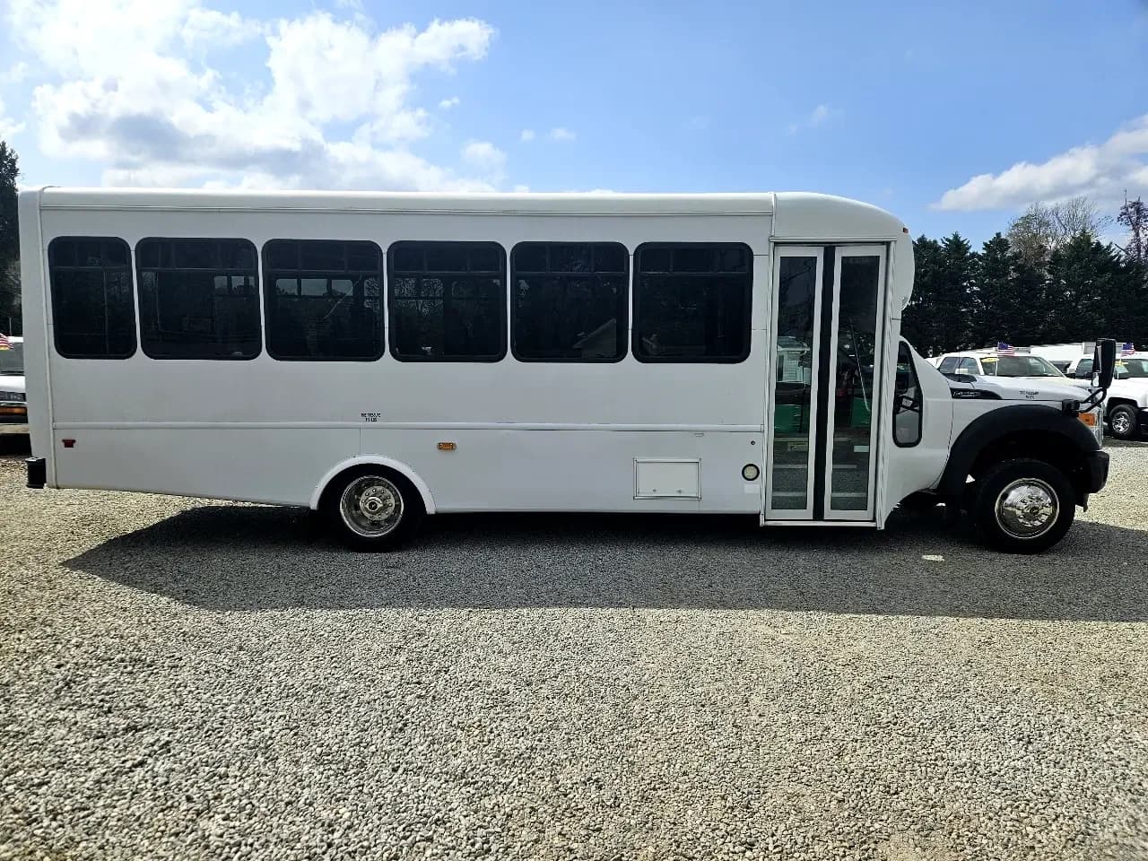 2015 Ford F550 StarTrans Shuttle Bus - Thumbnail 3 2015 Ford F550 StarTrans Shuttle Bus - Thumbnail 3