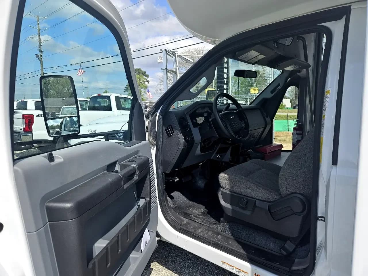 2015 Ford F550 StarTrans Shuttle Bus - Thumbnail 4 2015 Ford F550 StarTrans Shuttle Bus - Thumbnail 4