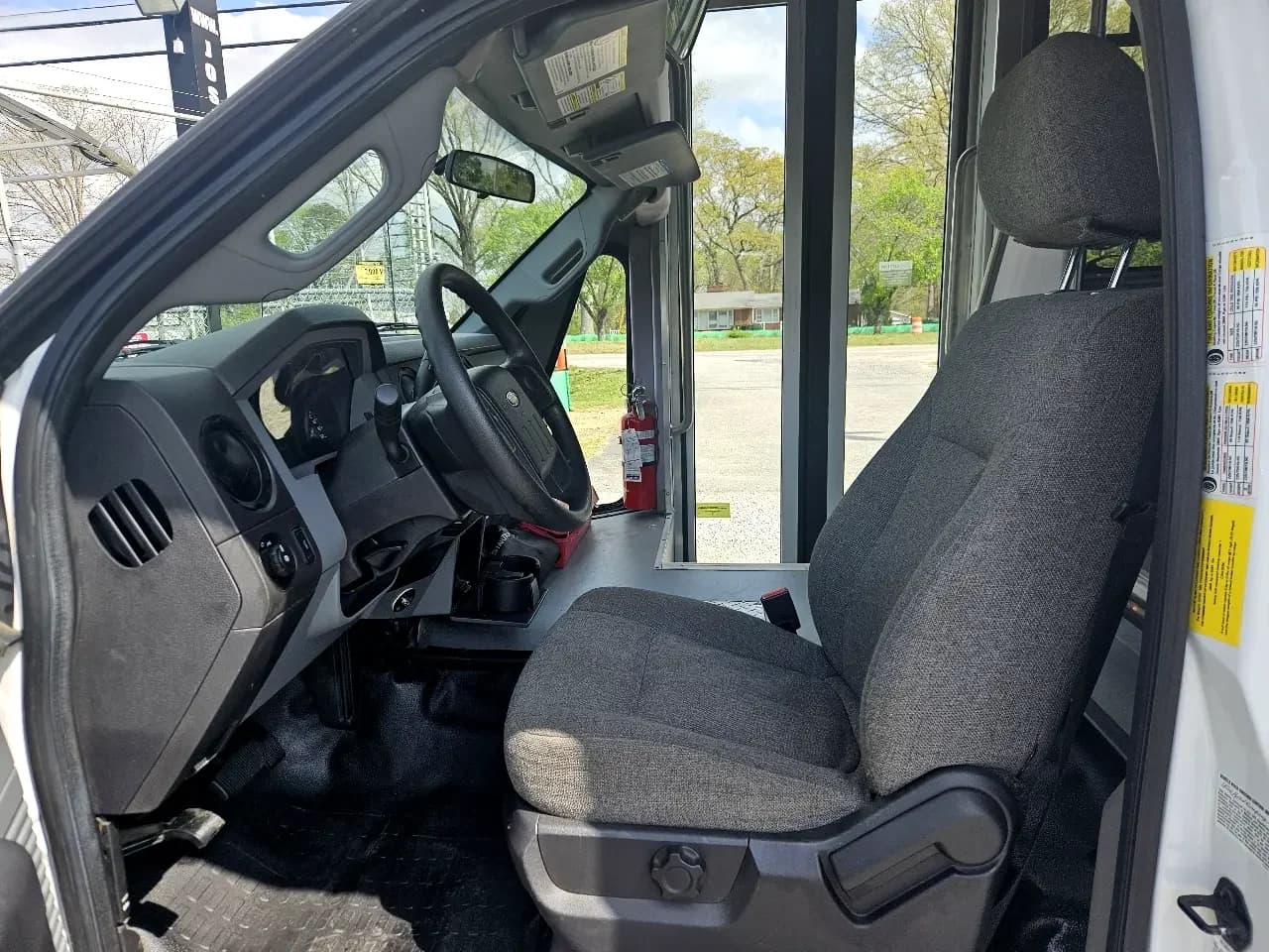 2015 Ford F550 StarTrans Shuttle Bus - Thumbnail 5 2015 Ford F550 StarTrans Shuttle Bus - Thumbnail 5