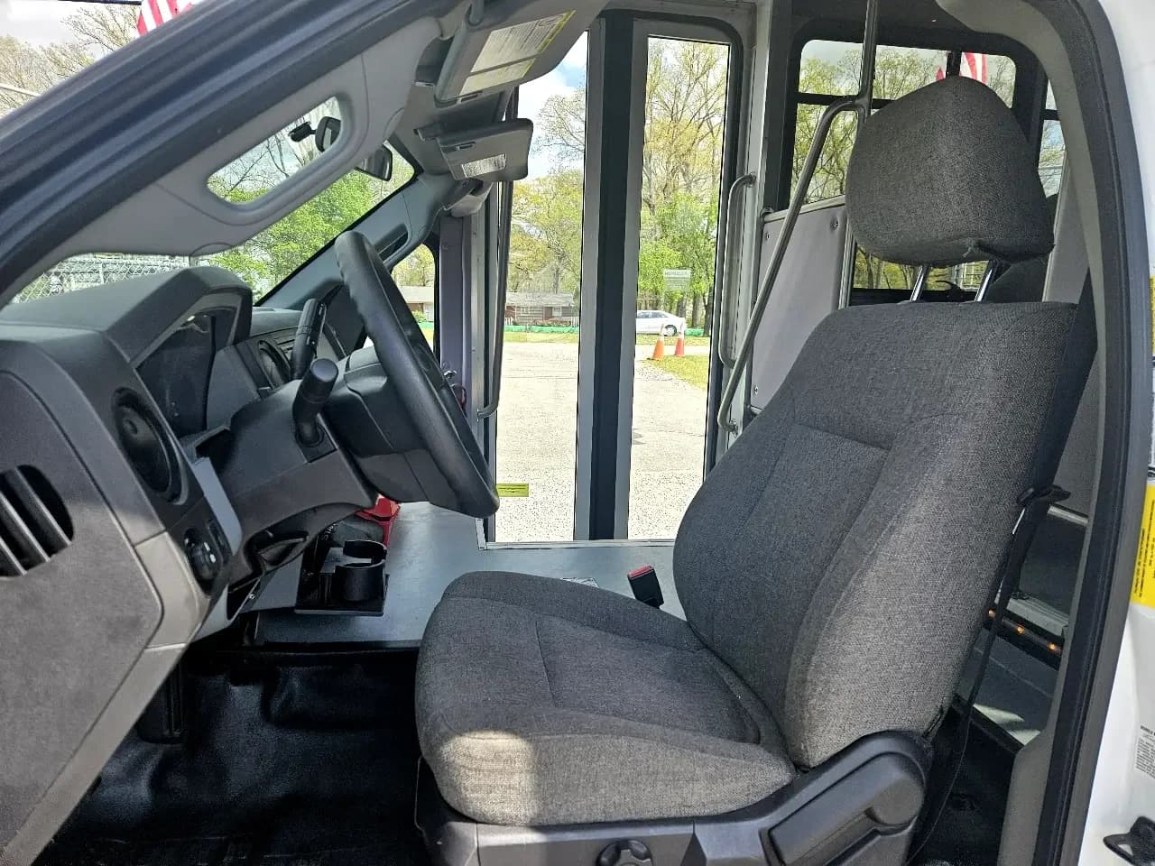 2015 Ford F550 StarTrans Shuttle Bus - Thumbnail 6 2015 Ford F550 StarTrans Shuttle Bus - Thumbnail 6