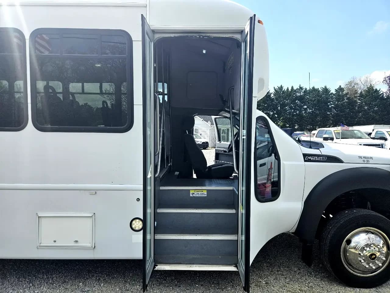 2015 Ford F550 StarTrans Shuttle Bus - Thumbnail 7 2015 Ford F550 StarTrans Shuttle Bus - Thumbnail 7