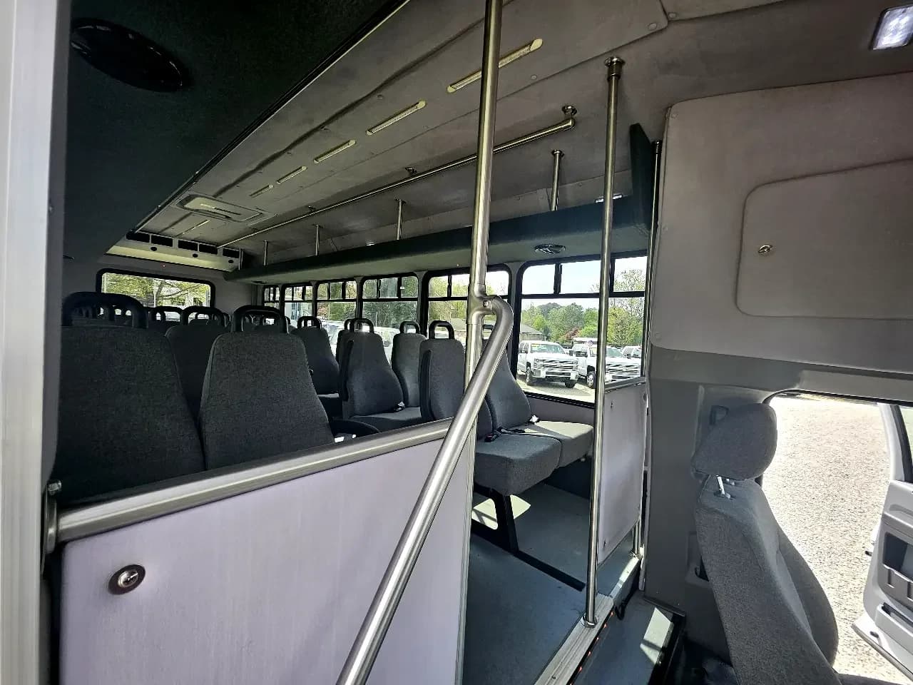 2015 Ford F550 StarTrans Shuttle Bus - Thumbnail 8 2015 Ford F550 StarTrans Shuttle Bus - Thumbnail 8