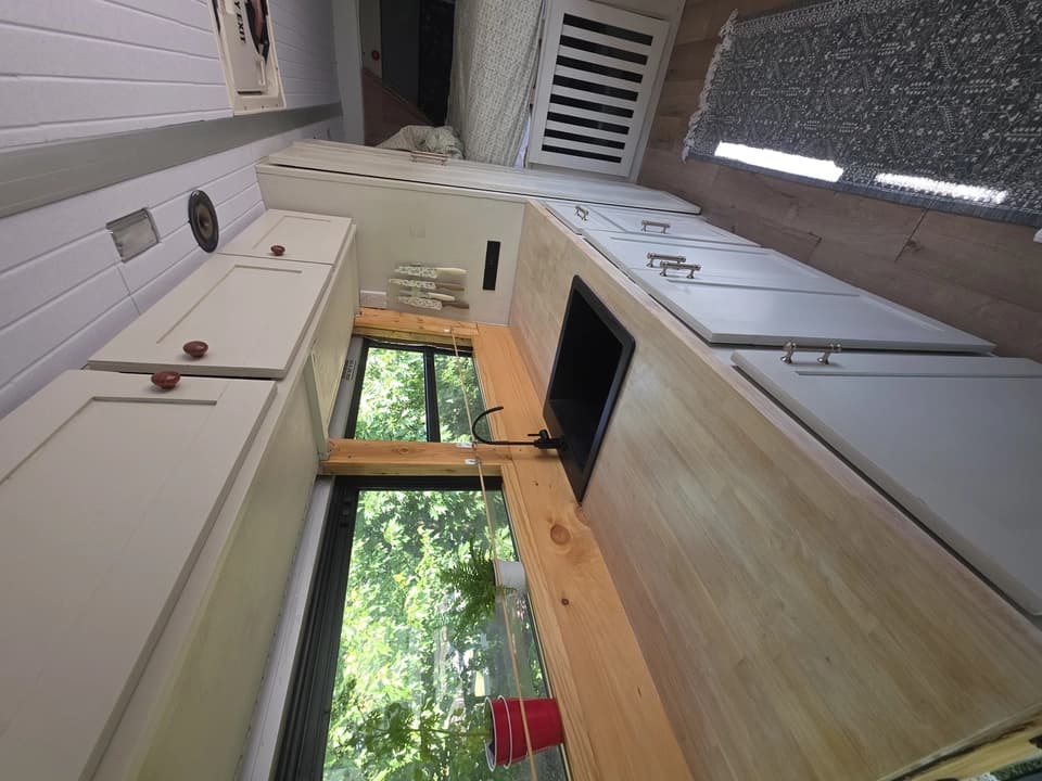 2009 Chevrolet Express 3500 6.6L Conversion/Specialty - Thumbnail 18 2009 Chevrolet Express 3500 6.6L Conversion/Specialty - Thumbnail 18