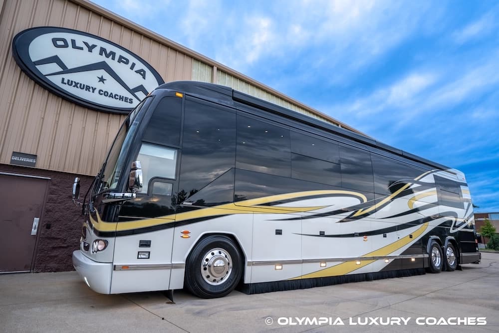 2008 Prevost H3-45 Amadas Motorcoach Conversion - Thumbnail 2 2008 Prevost H3-45 Amadas Motorcoach Conversion - Thumbnail 2