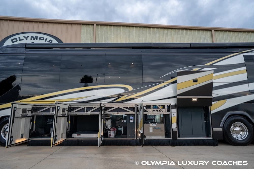 2008 Prevost H3-45 Amadas Motorcoach Conversion - Thumbnail 11 2008 Prevost H3-45 Amadas Motorcoach Conversion - Thumbnail 11