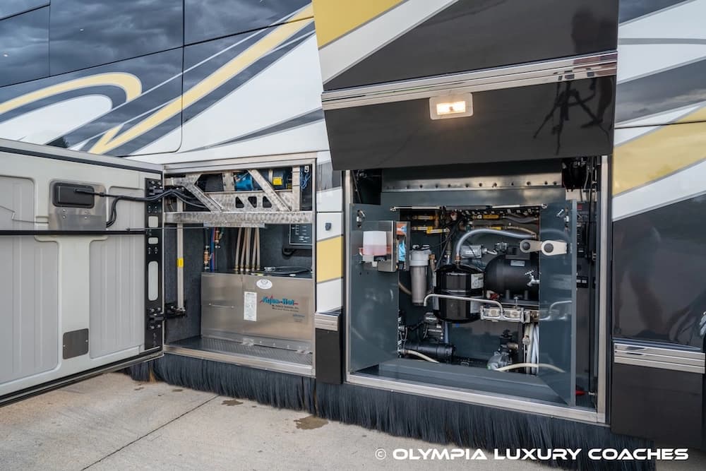 2008 Prevost H3-45 Amadas Motorcoach Conversion - Thumbnail 12 2008 Prevost H3-45 Amadas Motorcoach Conversion - Thumbnail 12