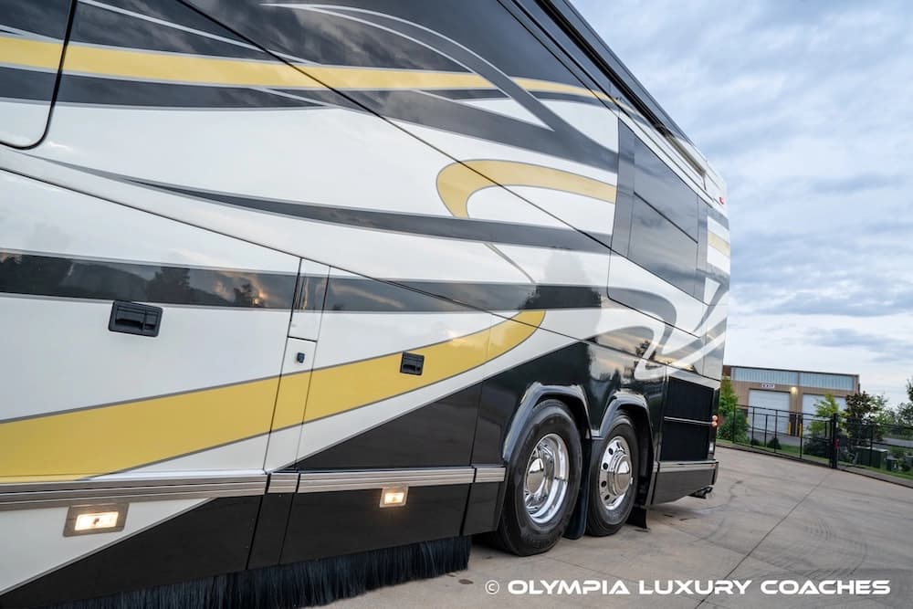 2008 Prevost H3-45 Amadas Motorcoach Conversion - Thumbnail 13 2008 Prevost H3-45 Amadas Motorcoach Conversion - Thumbnail 13