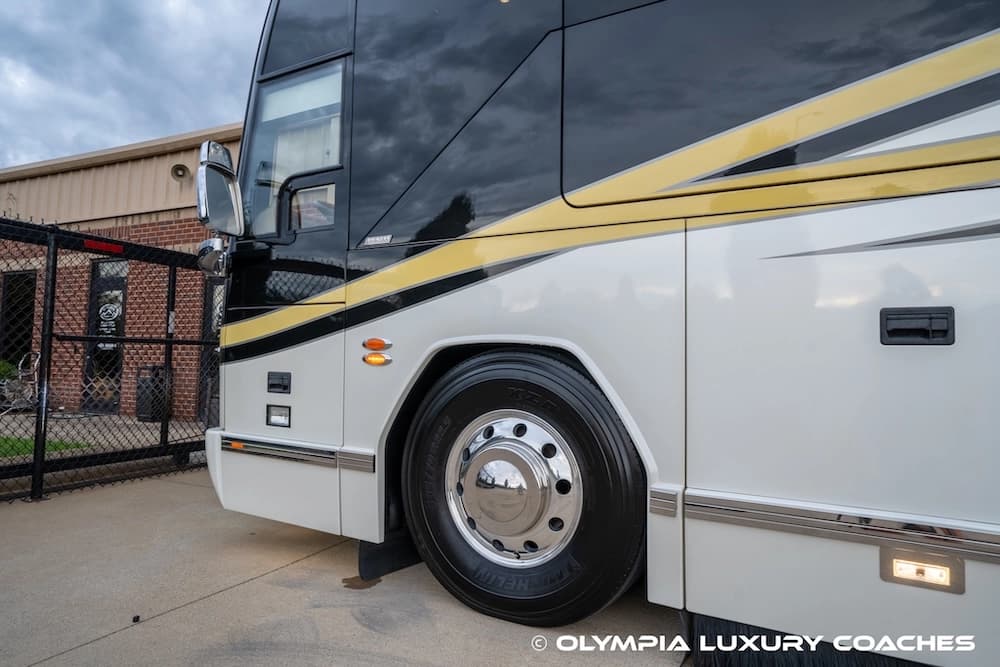 2008 Prevost H3-45 Amadas Motorcoach Conversion - Thumbnail 14 2008 Prevost H3-45 Amadas Motorcoach Conversion - Thumbnail 14