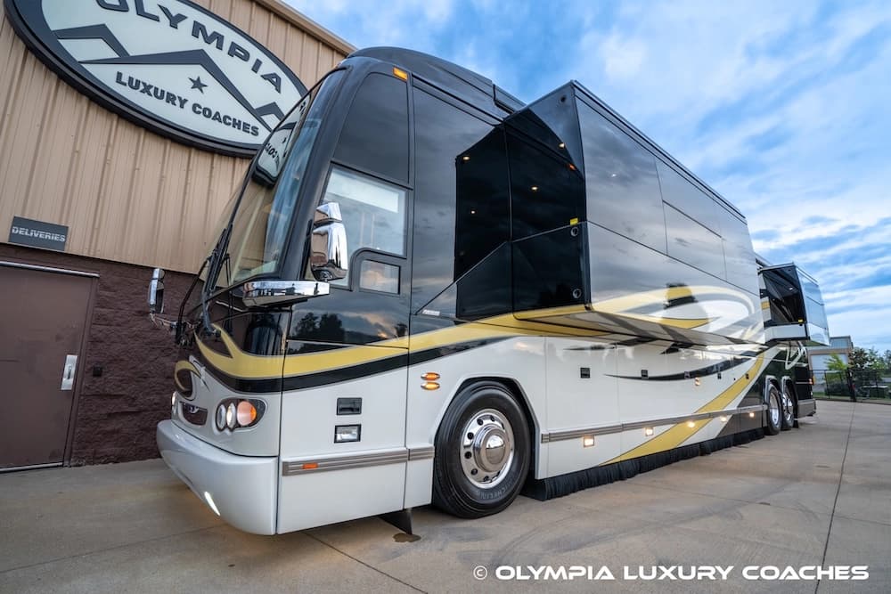 2008 Prevost H3-45 Amadas Motorcoach Conversion - Thumbnail 16 2008 Prevost H3-45 Amadas Motorcoach Conversion - Thumbnail 16