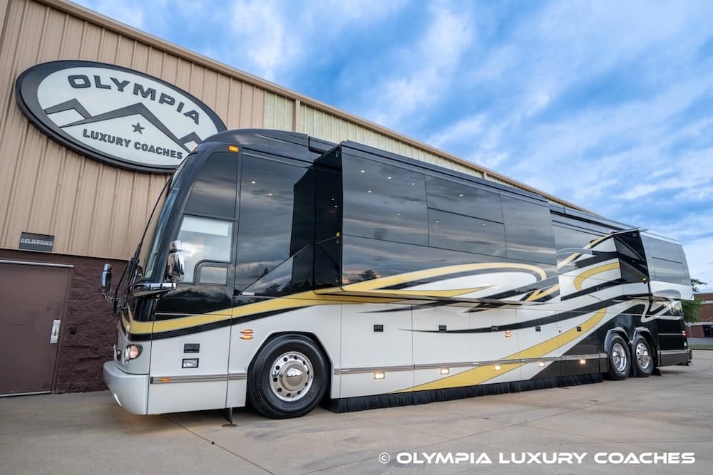 2008 Prevost H3-45 Amadas Motorcoach Conversion - Thumbnail 17 2008 Prevost H3-45 Amadas Motorcoach Conversion - Thumbnail 17