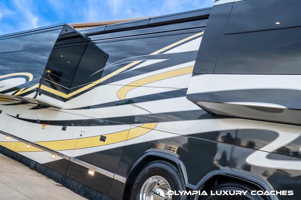 2008 Prevost H3-45 Amadas Motorcoach Conversion - Thumbnail 20 2008 Prevost H3-45 Amadas Motorcoach Conversion - Thumbnail 20