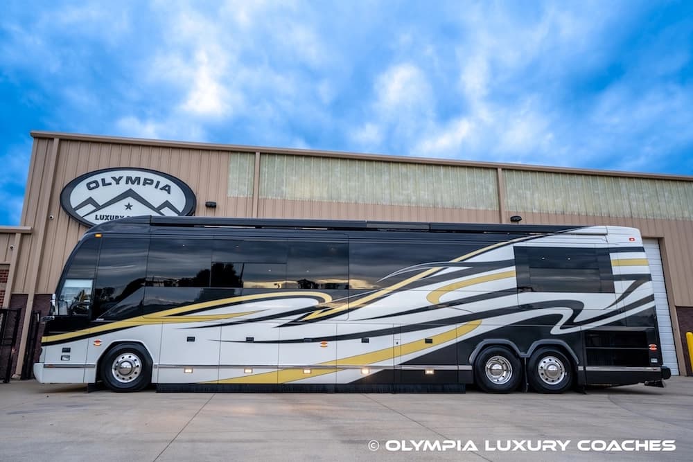 2008 Prevost H3-45 Amadas Motorcoach Conversion - Thumbnail 3 2008 Prevost H3-45 Amadas Motorcoach Conversion - Thumbnail 3