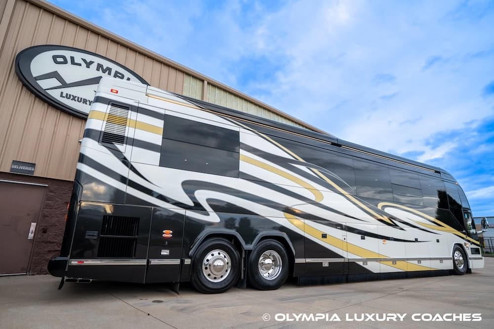 2008 Prevost H3-45 Amadas Motorcoach Conversion - Thumbnail 21 2008 Prevost H3-45 Amadas Motorcoach Conversion - Thumbnail 21